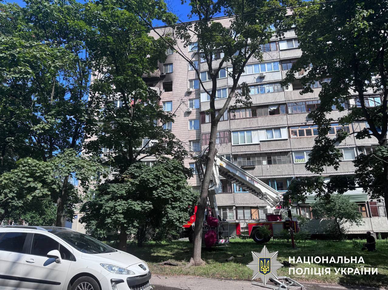 В Киеве подозреваемый в совершении преступления пустил газ и взорвал квартиру: ранены трое полицейских. Фото и видео