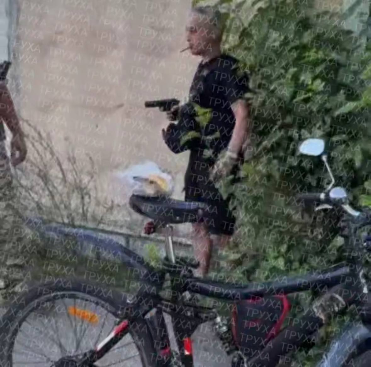 Достал гранату и выдернул чеку: в Черкассах мужчина угрожал устроить взрыв и пытался взять в заложники военнослужащих ТЦК. Фото и видео