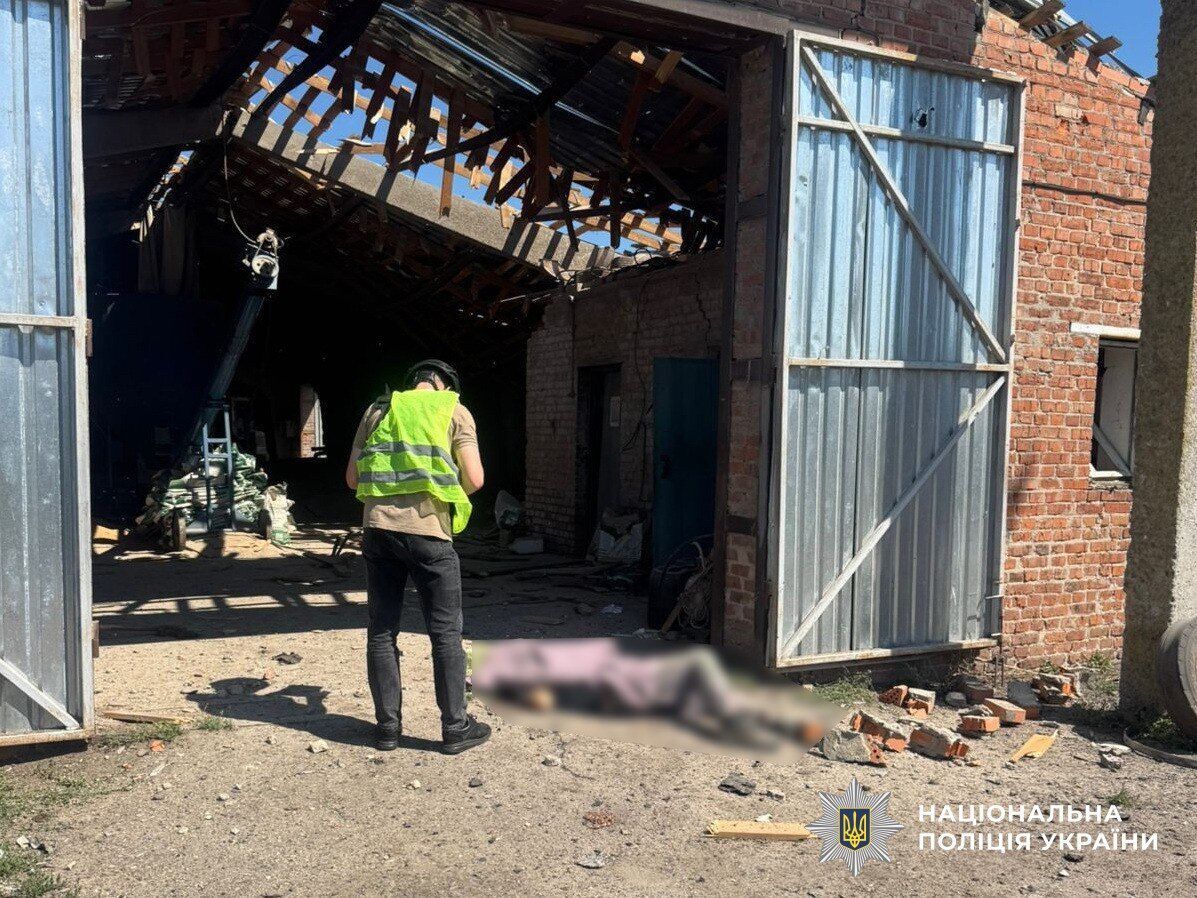 Окупанти завдали удару по сільськогосподарському підприємству на Сумщині: загинули двоє людей, є постраждалі. Фото