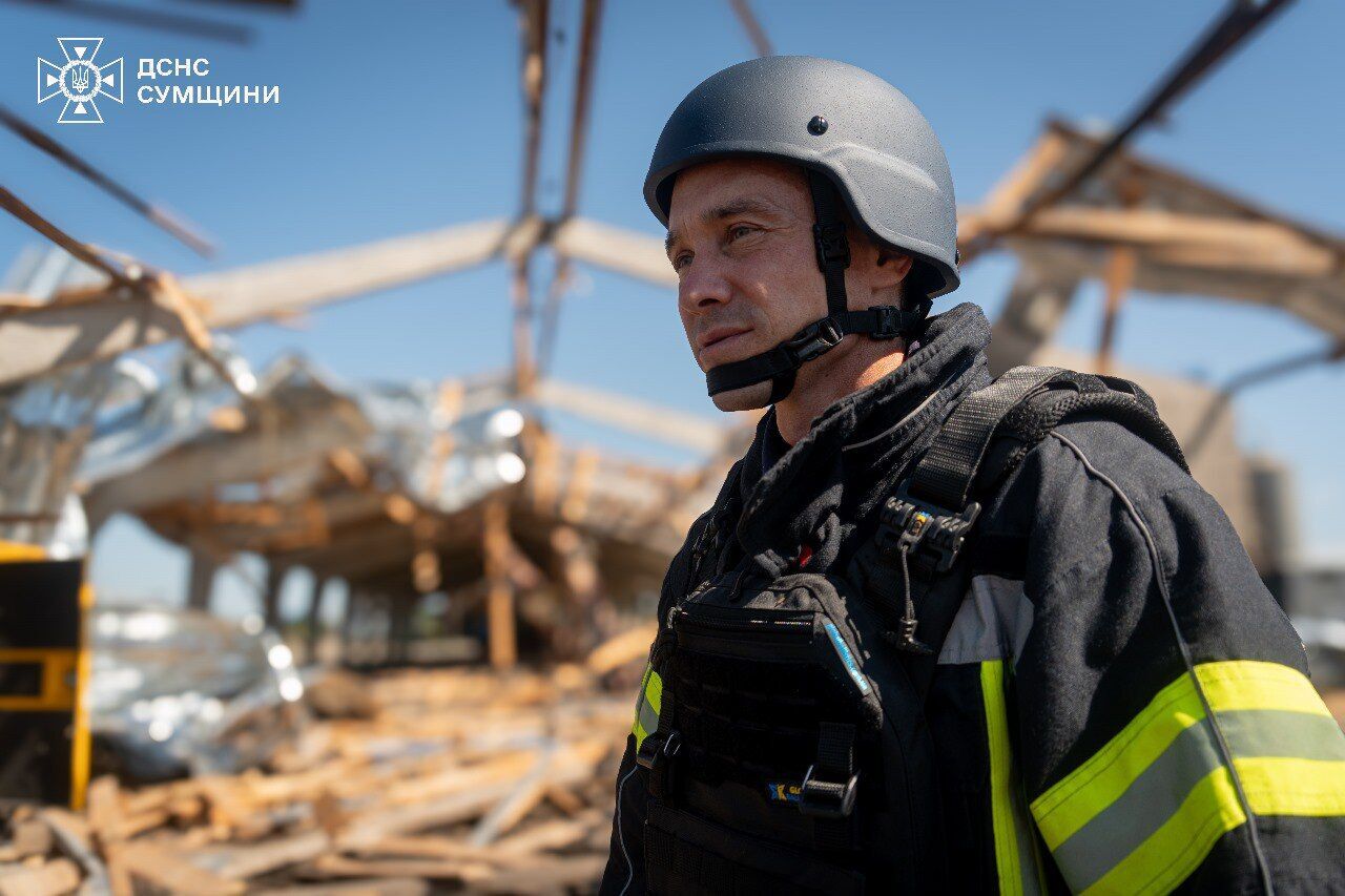Окупанти завдали удару по сільськогосподарському підприємству на Сумщині: загинули двоє людей, є постраждалі. Фото