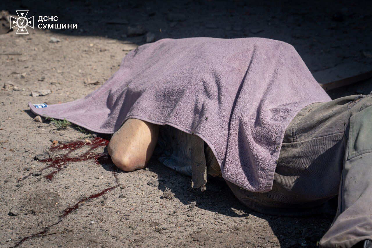 Окупанти завдали удару по сільськогосподарському підприємству на Сумщині: загинули двоє людей, є постраждалі. Фото