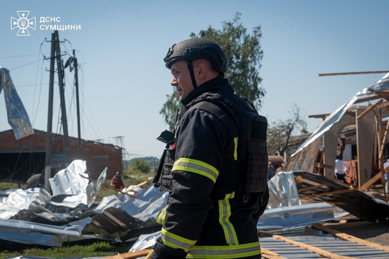 Окупанти завдали удару по сільськогосподарському підприємству на Сумщині: загинули двоє людей, є постраждалі. Фото