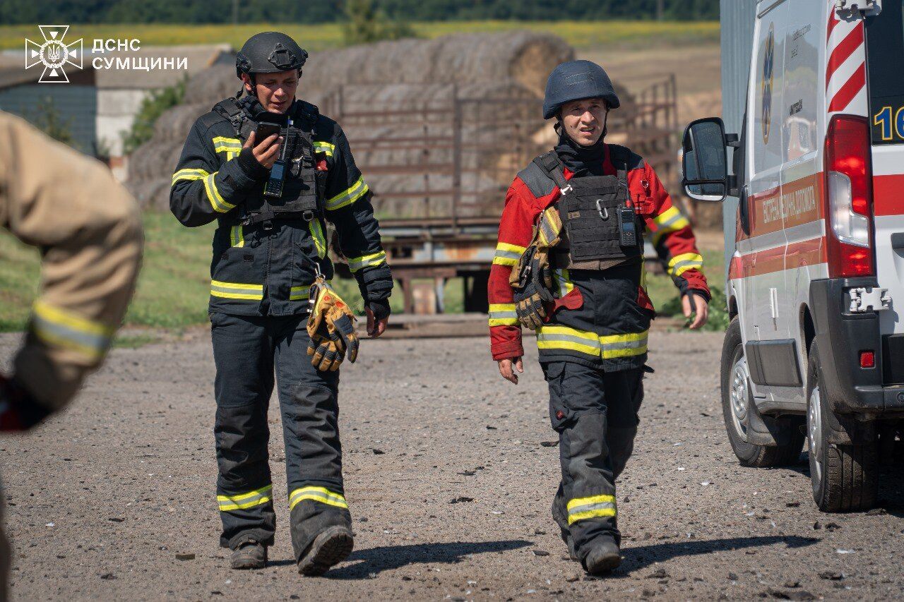 Окупанти завдали удару по сільськогосподарському підприємству на Сумщині: загинули двоє людей, є постраждалі. Фото