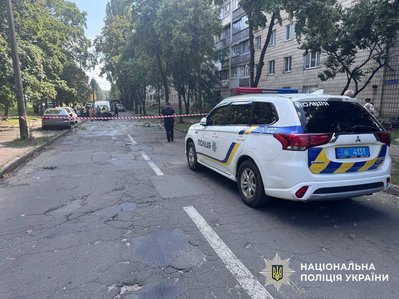 В Киеве подозреваемый в совершении преступления пустил газ и взорвал квартиру: ранены трое полицейских. Фото и видео