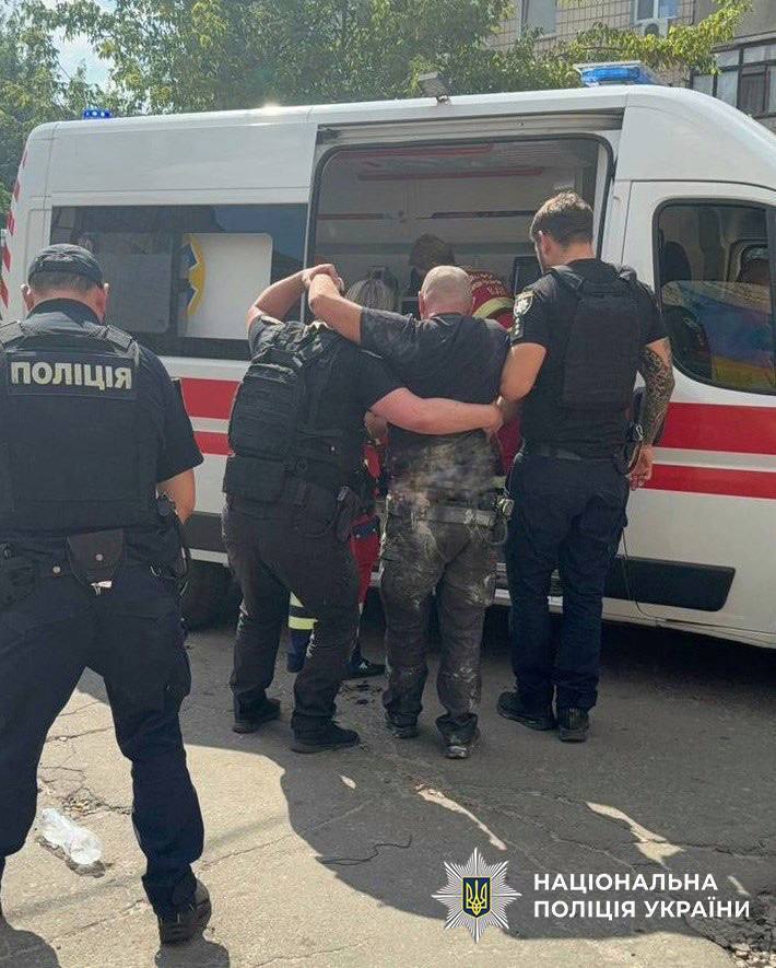 В Киеве подозреваемый в совершении преступления пустил газ и взорвал квартиру: ранены трое полицейских. Фото и видео