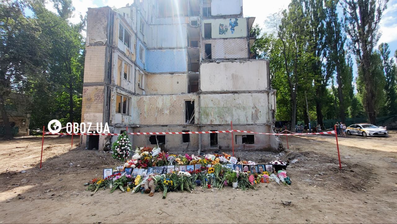 Дитячі іграшки, портрети та квіти: який вигляд сьогодні має будинок у Києві, в який влучила російська ракета. Фото та відео