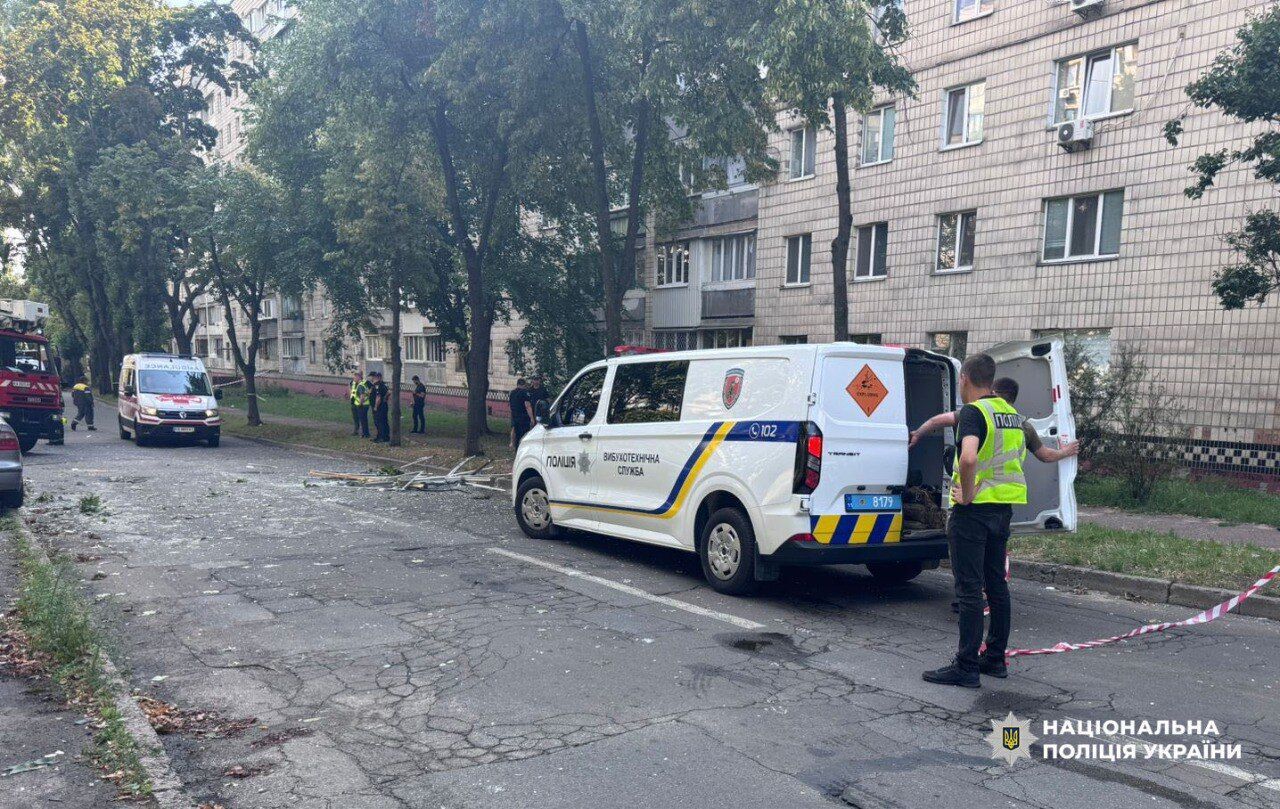 В Киеве подозреваемый в совершении преступления пустил газ и взорвал квартиру: ранены трое полицейских. Фото и видео