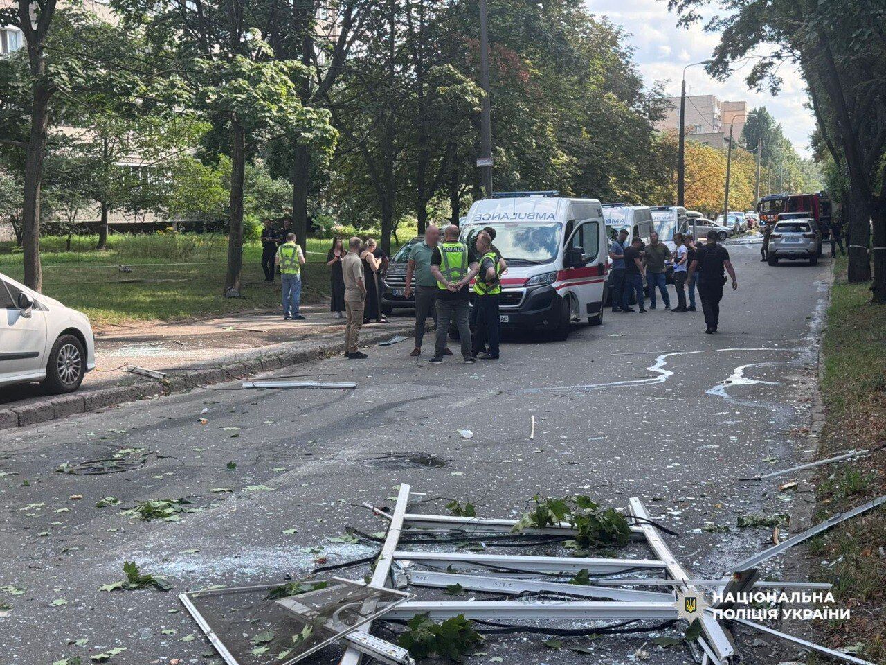 В Киеве подозреваемый в совершении преступления пустил газ и взорвал квартиру: ранены трое полицейских. Фото и видео