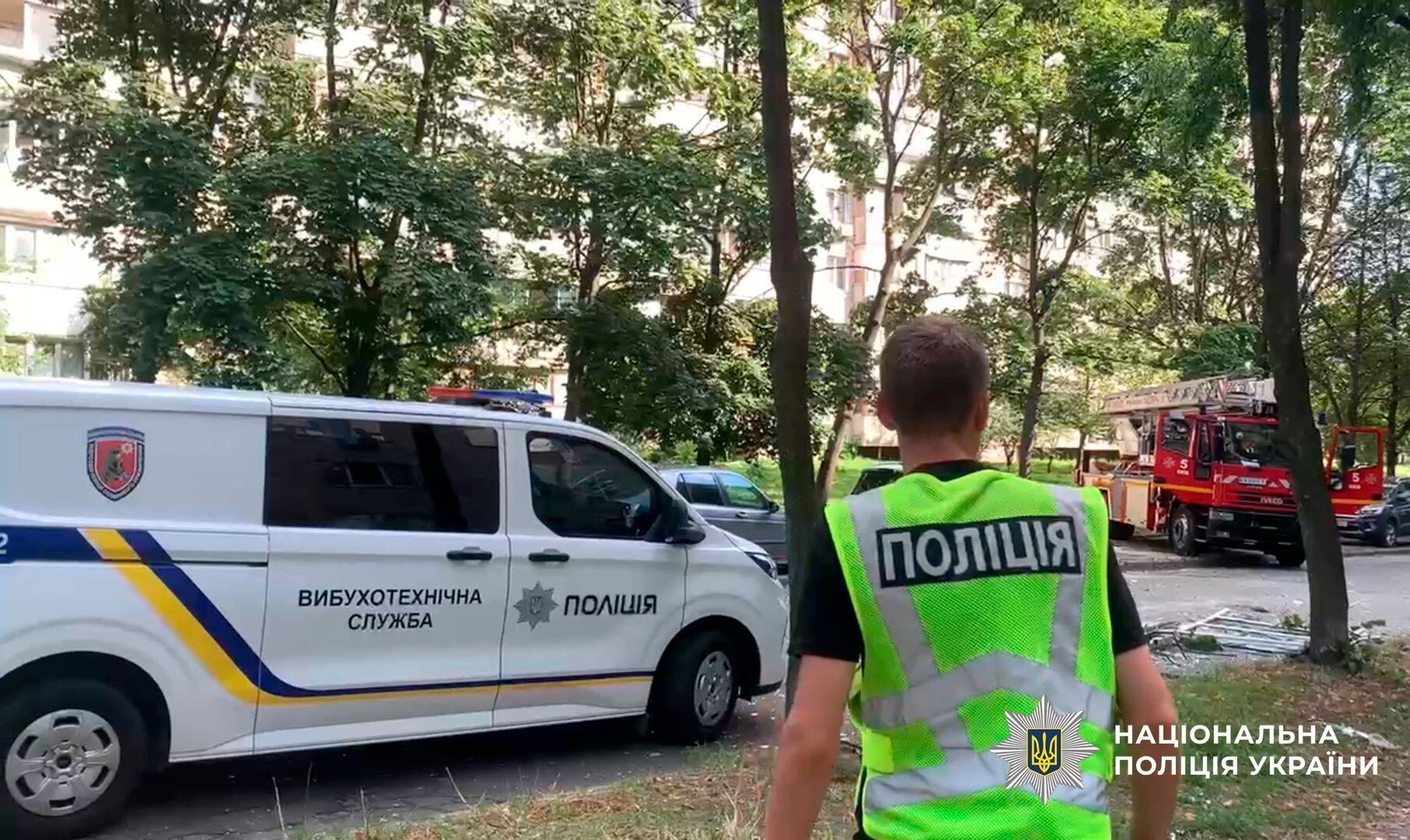 В Киеве подозреваемый в совершении преступления пустил газ и взорвал квартиру: ранены трое полицейских. Фото и видео