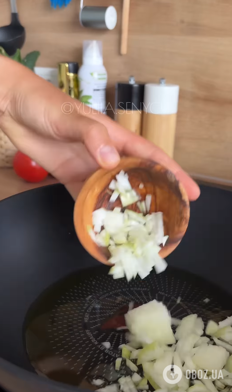 Шакшука із сезонними овочами та зеленню: смачна страва для сніданку та перекусу