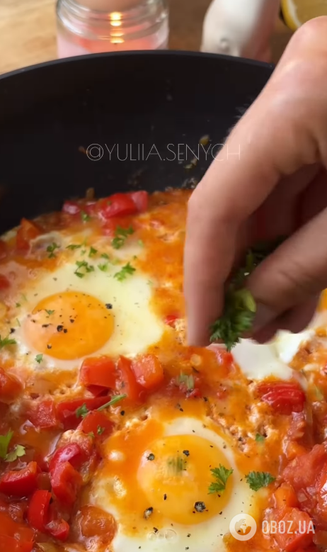 Шакшука із сезонними овочами та зеленню: смачна страва для сніданку та перекусу