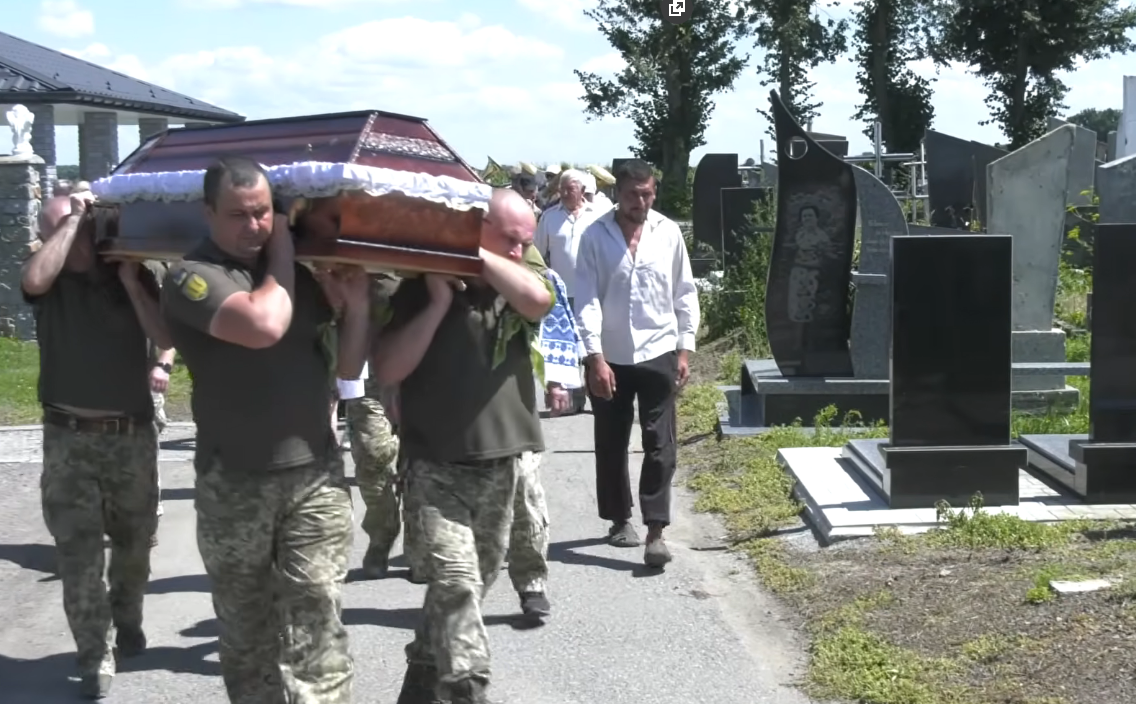"Пройшов пекло війни": на Черкащині попрощалися захисником, який помер після повернення з полону. Фото і відео
