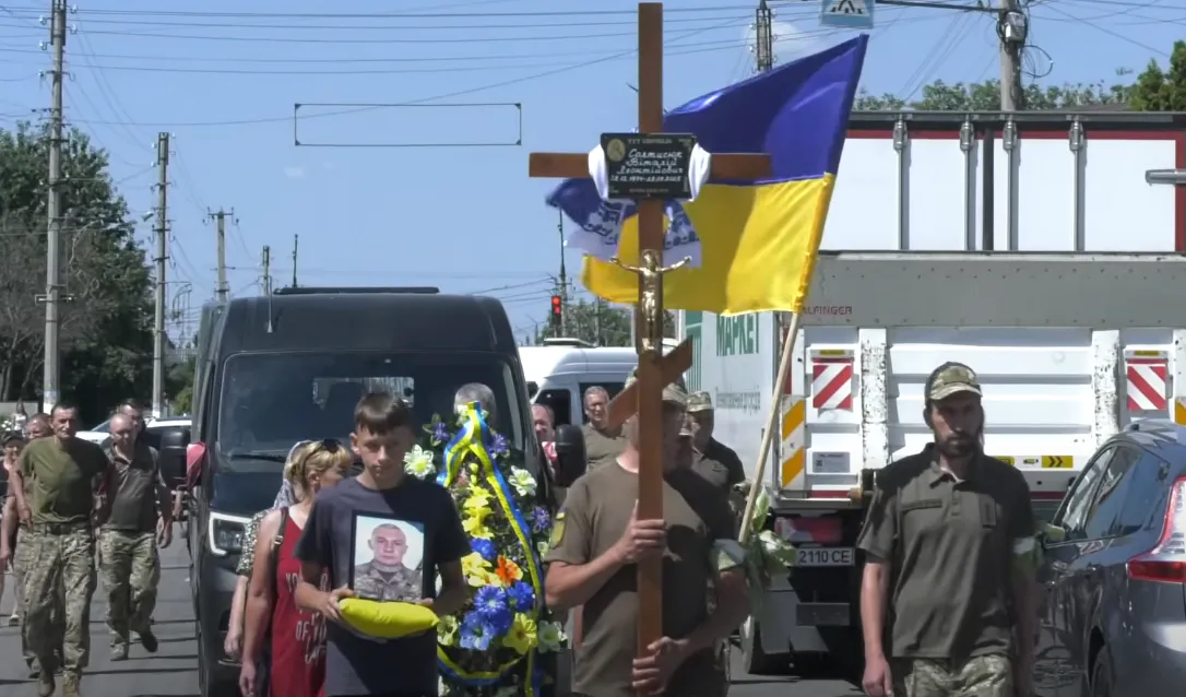 "Пройшов пекло війни": на Черкащині попрощалися захисником, який помер після повернення з полону. Фото і відео