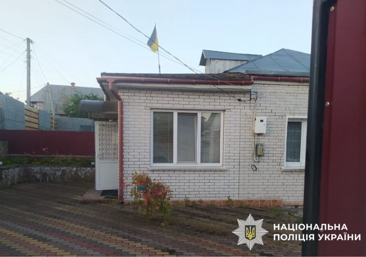На Киевщине трое молодых людей пытались сжечь дом ветерана: выполняли задание врага. Фото