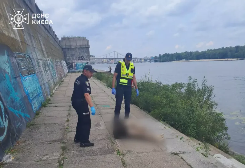 У Києві в Дніпрі виявили тіло чоловіка неподалік Пішохідного моста. Подробиці та фото qkzidrtiqziktzrz