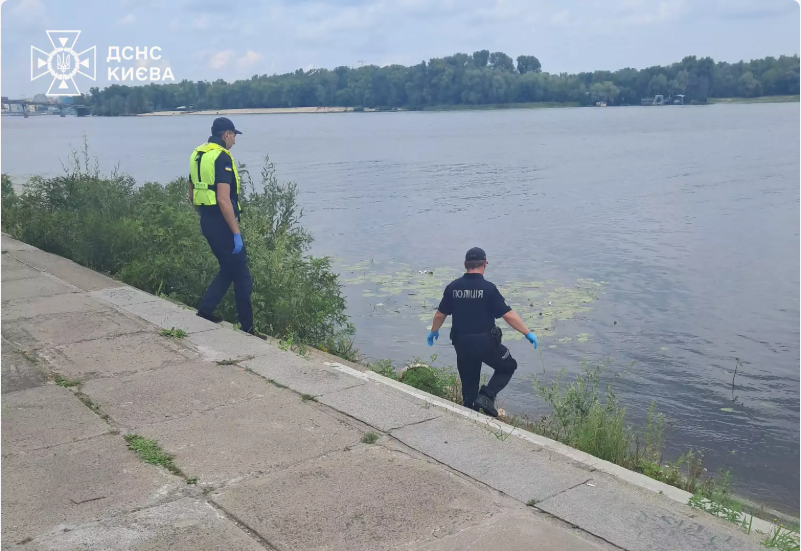 У Києві в Дніпрі виявили тіло чоловіка неподалік Пішохідного моста. Подробиці та фото