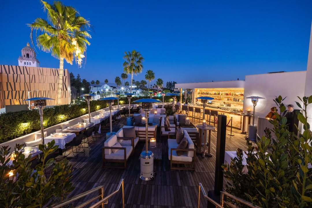 Меган Маркл показала, как отпраздновала 44-летие в "модном ресторане" с особым тортом. Фото