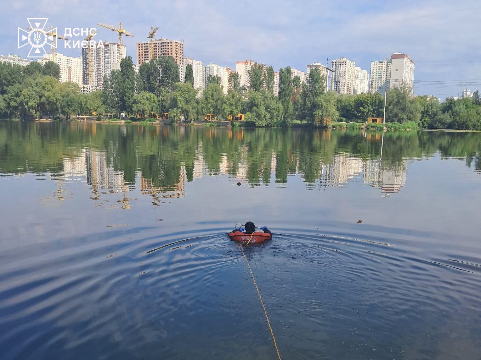 В Киеве на Позняках в озере обнаружили тело мужчины. Подробности трагедии и фото