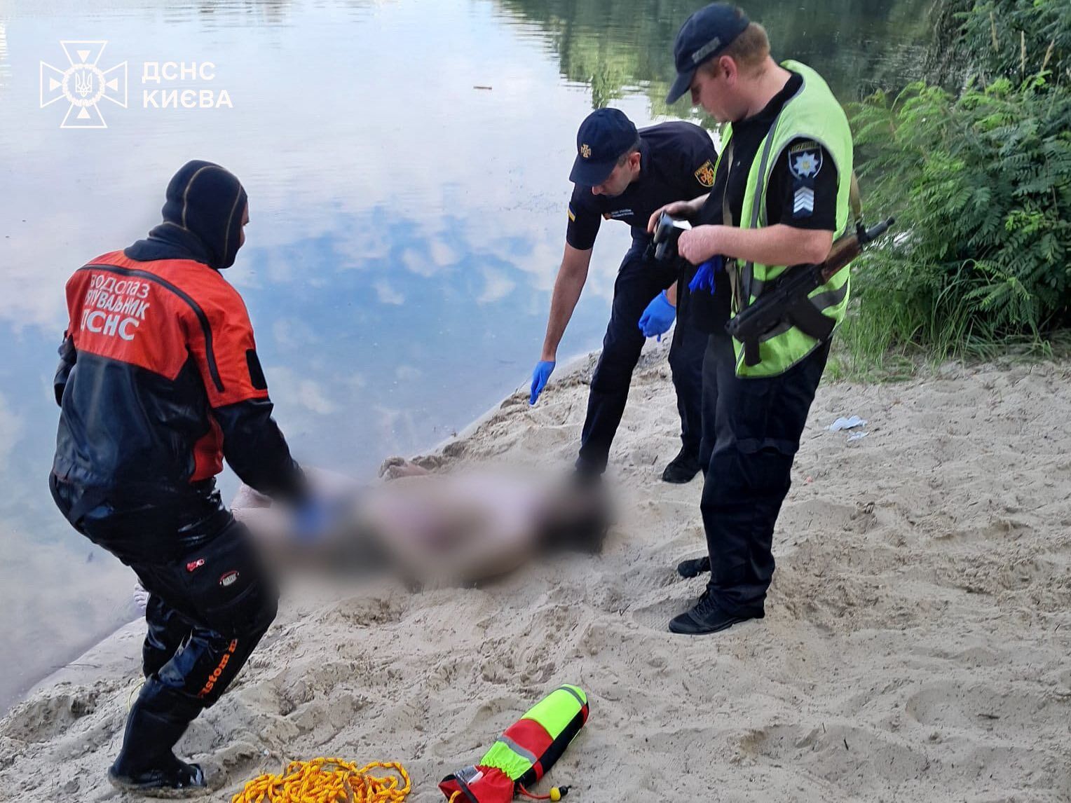 В Киеве на Позняках в озере обнаружили тело мужчины. Подробности трагедии и фото