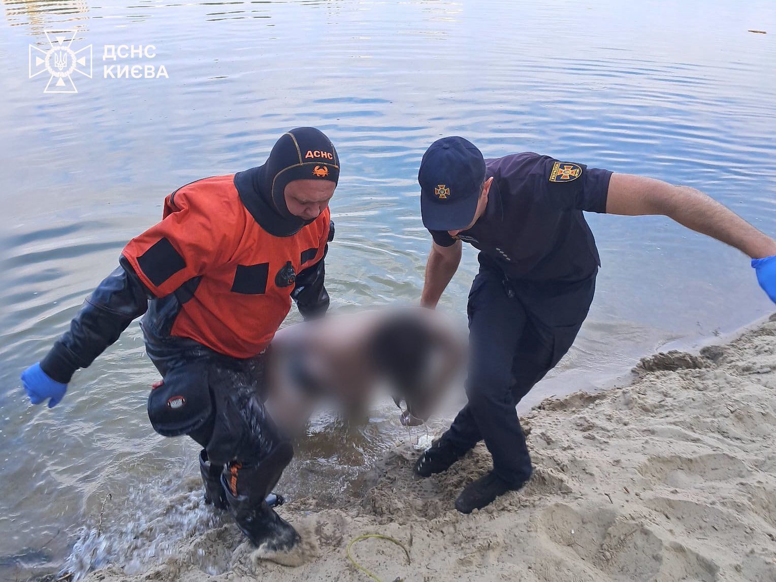 В Киеве на Позняках в озере обнаружили тело мужчины. Подробности трагедии и фото