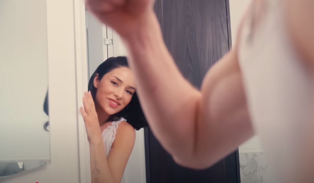 "Я вже бачу ці заголовки в пресі!" Злату Огнєвіч звинуватили в обмані через відверті сцени у кліпі: вона відповіла