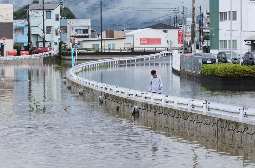В Японии зафиксировали абсолютный температурный рекорд: людей просят избегать лишних выходов на улицу
