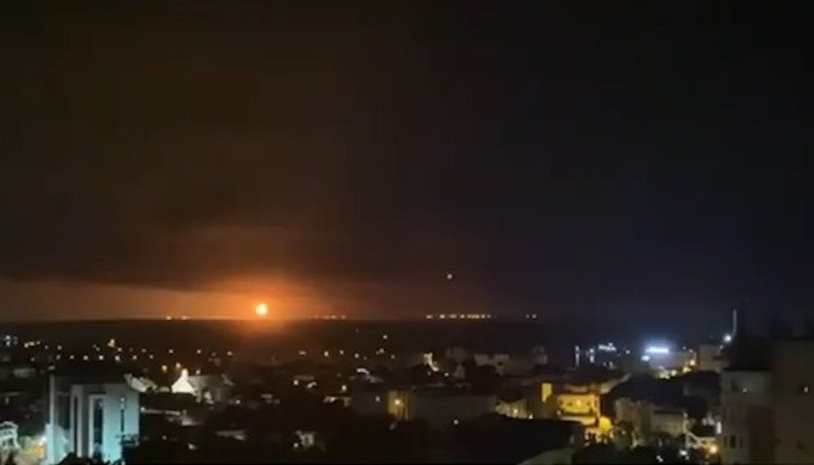 Оккупанты атаковали дронами Одесщину, есть повреждения газовой инфраструктуры: говорят, что пожар был виден из Румынии. Фото и видео