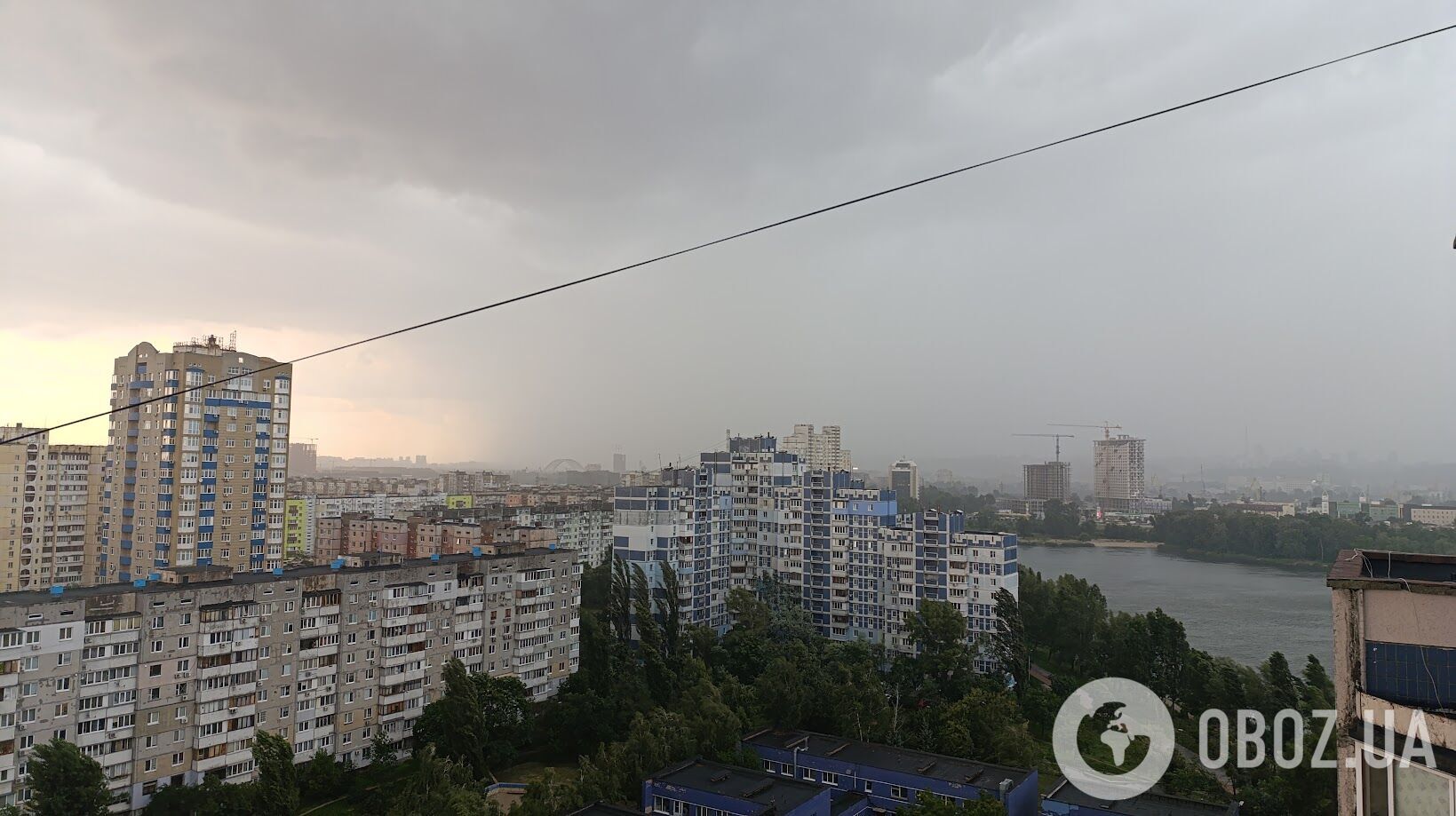 Київ накрила потужна гроза з градом: негода валила дерева, дороги перетворились на річки. Подробиці, фото та відео