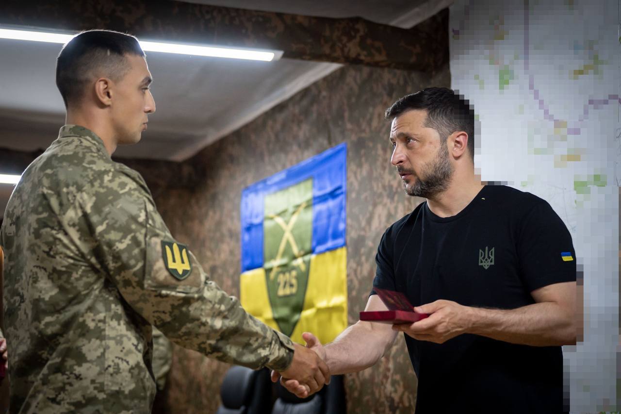 Зеленський побував на Сумському напрямку фронту: які важливі питання обговорив із командирами. Фото