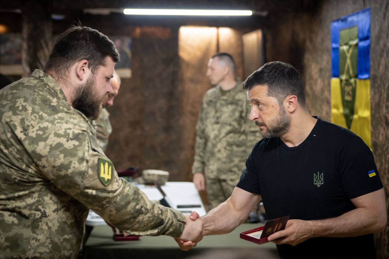Зеленський побував на Сумському напрямку фронту: які важливі питання обговорив із командирами. Фото