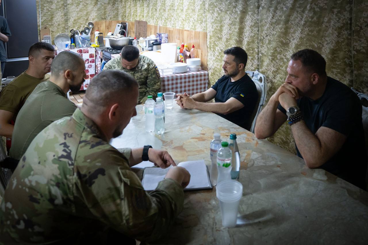 Зеленський побував на Сумському напрямку фронту: які важливі питання обговорив із командирами. Фото
