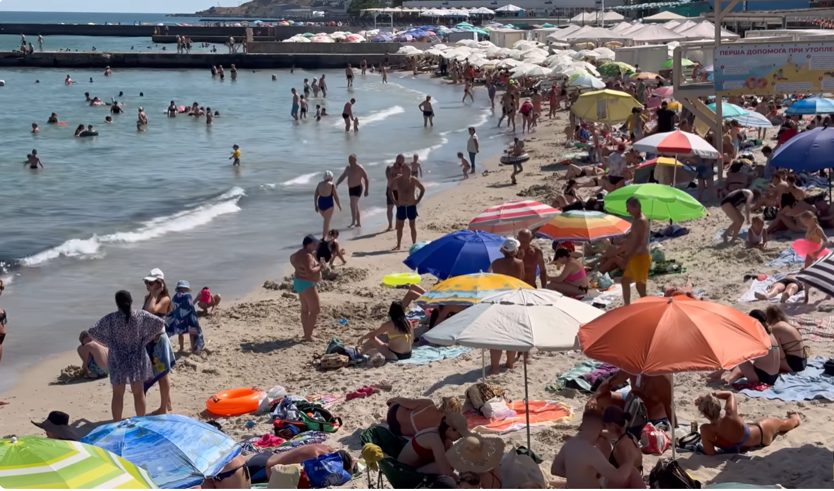 В оккупированной Ялте бешеные цены на жилье и еду, в Одессе пляжи ломятся от туристов: в чем отличие украинских курортов