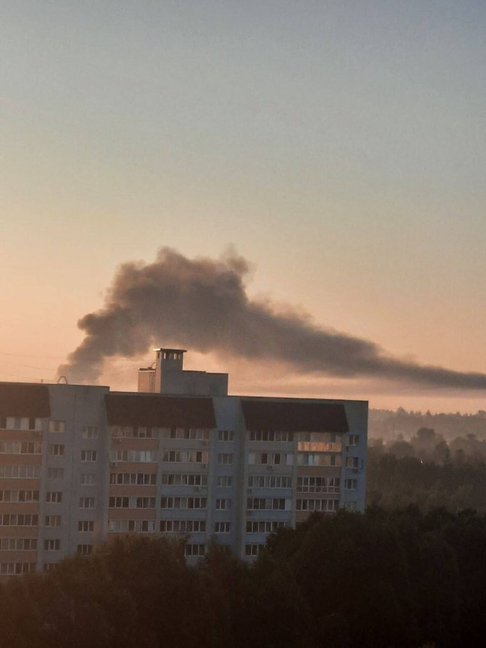 Под прицелом была нефтебаза: дроны атаковали российский Брянск, поднялся столб дыма. Видео