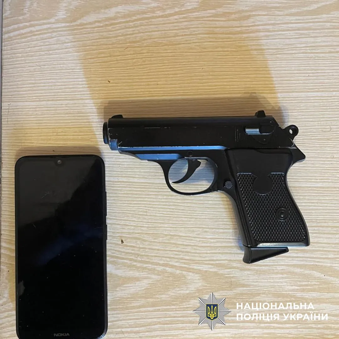 На Кіровоградщині затримали банду, яка труїла громадян, викрадала гроші і вимагала неіснуючі борги: від її дій постраждали військові та цивільні. Фото