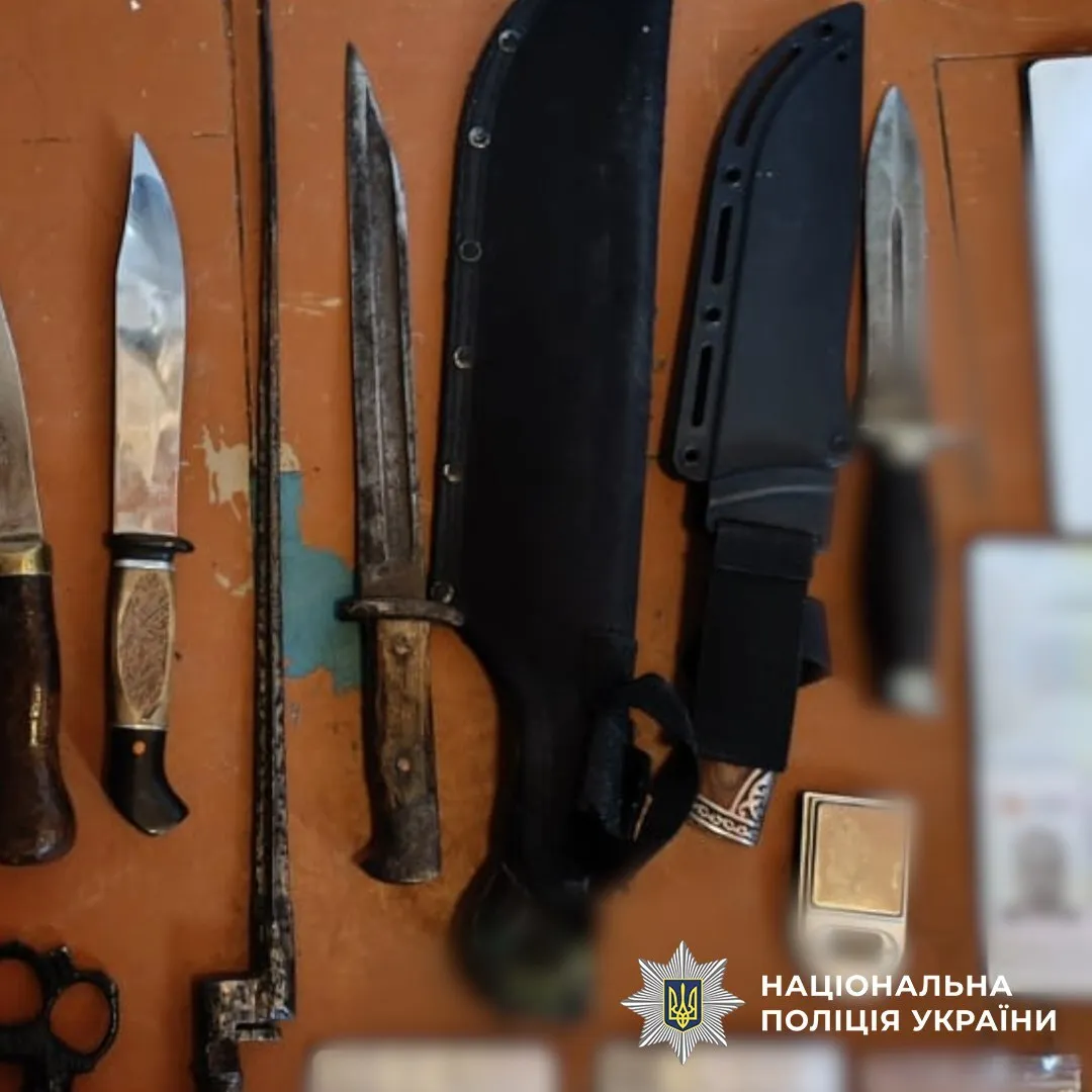 На Кіровоградщині затримали банду, яка труїла громадян, викрадала гроші і вимагала неіснуючі борги: від її дій постраждали військові та цивільні. Фото