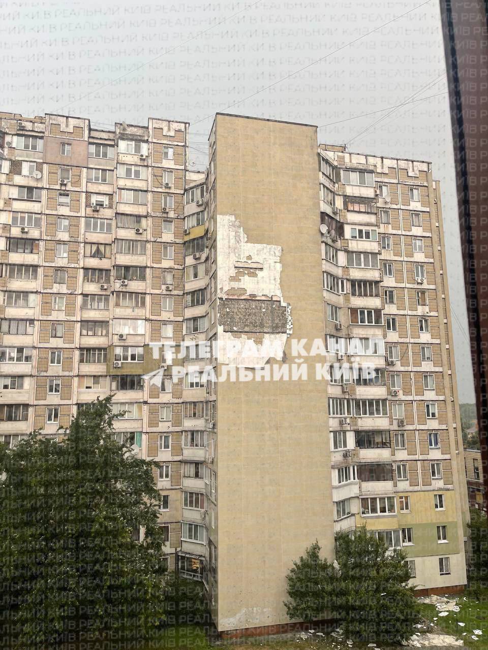 Київ накрила потужна гроза з градом: негода валила дерева, дороги перетворились на річки. Подробиці, фото та відео