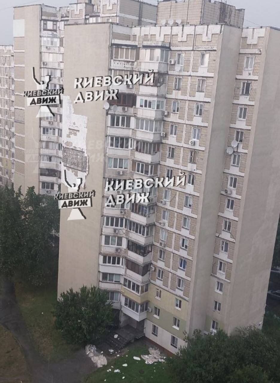 Київ накрила потужна гроза з градом: негода валила дерева, дороги перетворились на річки. Подробиці, фото та відео