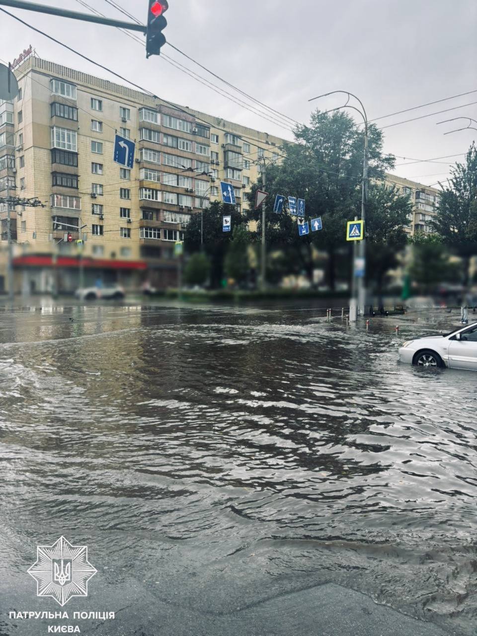 Київ накрила потужна гроза з градом: негода валила дерева, дороги перетворились на річки. Подробиці, фото та відео