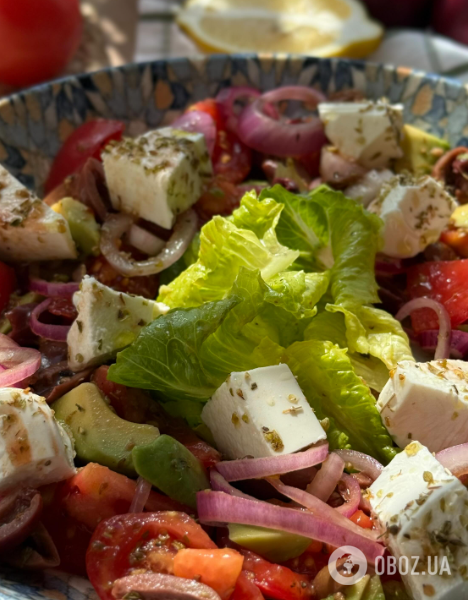 Який смачний салат приготувати з фетою: додайте авокадо та цибулю