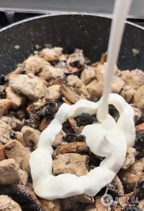 Самый вкусный жульен в горшочке: очень сочная начинка и аппетитная сырная шапочка сверху