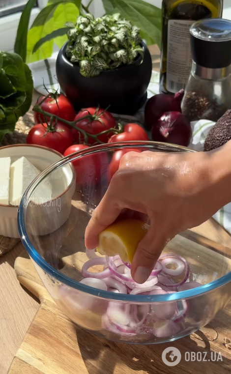 Який смачний салат приготувати з фетою: додайте авокадо та цибулю