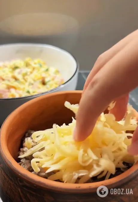 Самый вкусный жульен в горшочке: очень сочная начинка и аппетитная сырная шапочка сверху