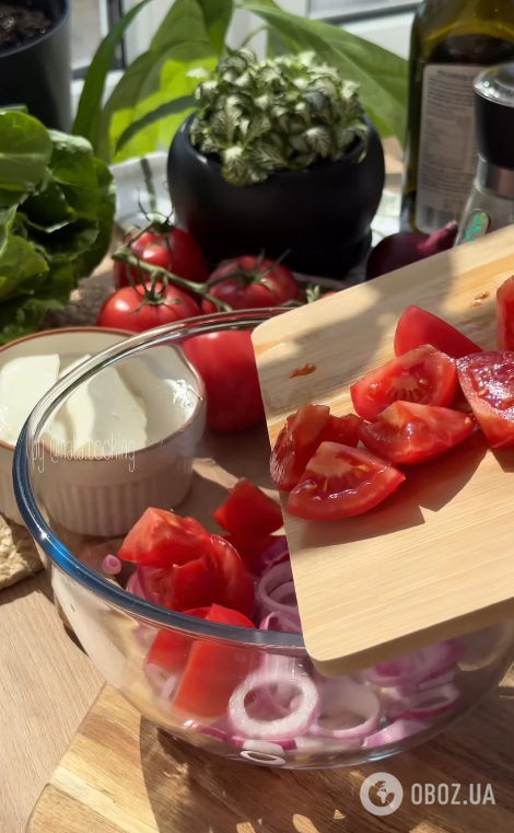 Який смачний салат приготувати з фетою: додайте авокадо та цибулю