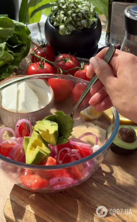 Який смачний салат приготувати з фетою: додайте авокадо та цибулю