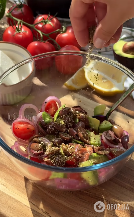 Який смачний салат приготувати з фетою: додайте авокадо та цибулю