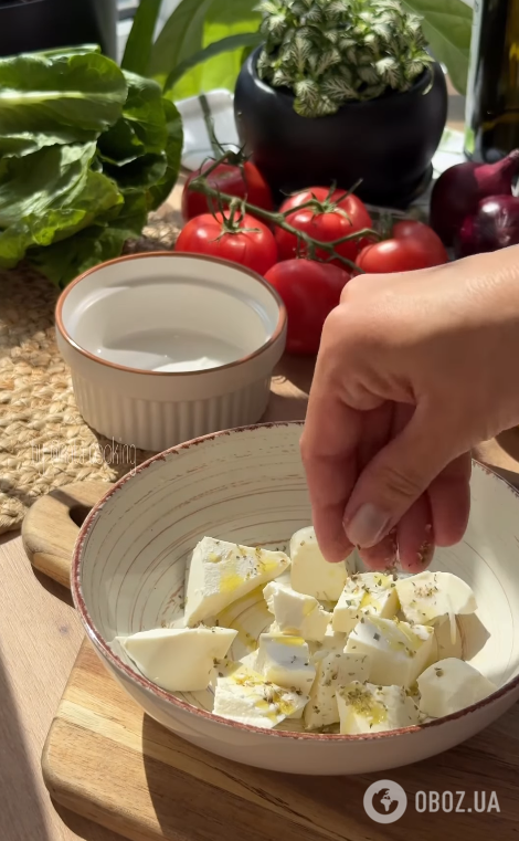 Який смачний салат приготувати з фетою: додайте авокадо та цибулю