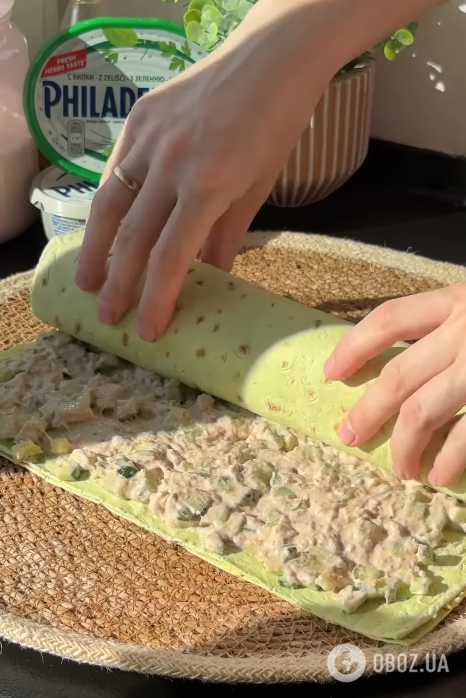 Смачний закусочний рулет з тунцем та сиром: знадобиться лаваш