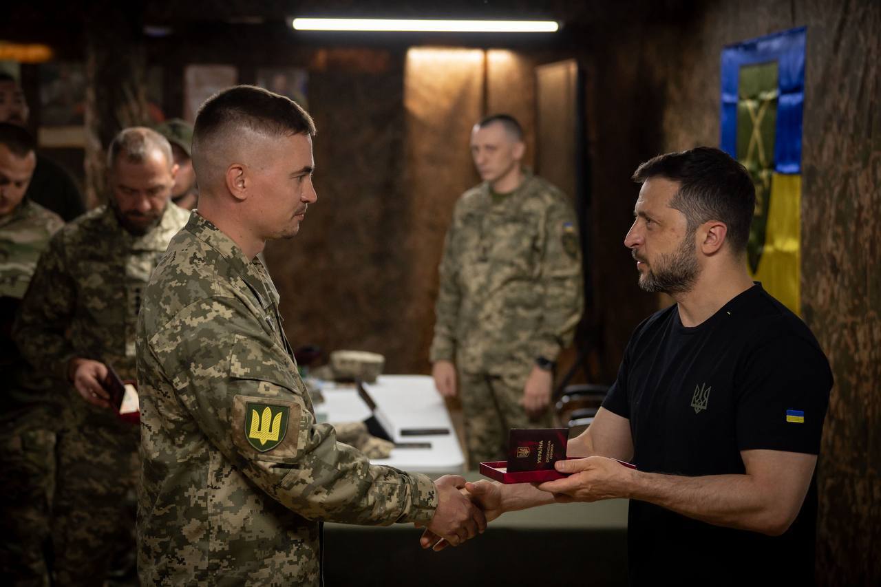 Зеленський побував на Сумському напрямку фронту: які важливі питання обговорив із командирами. Фото