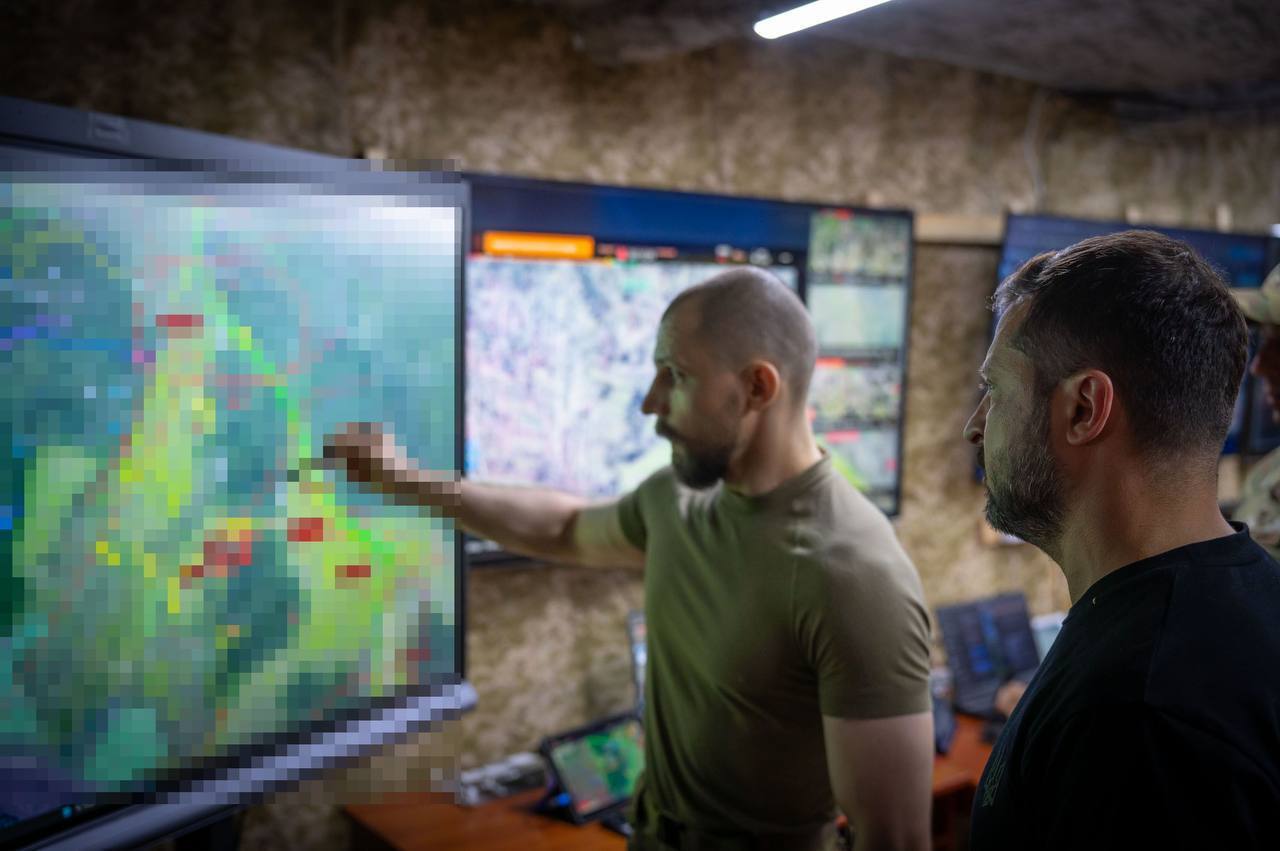 Зеленський побував на Сумському напрямку фронту: які важливі питання обговорив із командирами. Фото