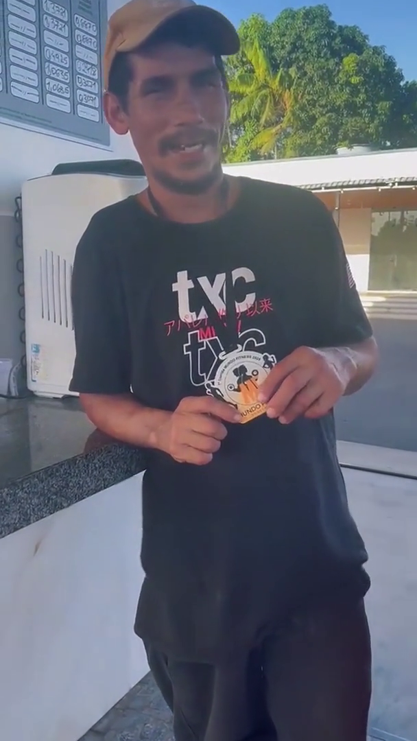 У Бразилії п'яний відвідувач бару в шльопанцях випадково пробіг марафон і став призером. Відео